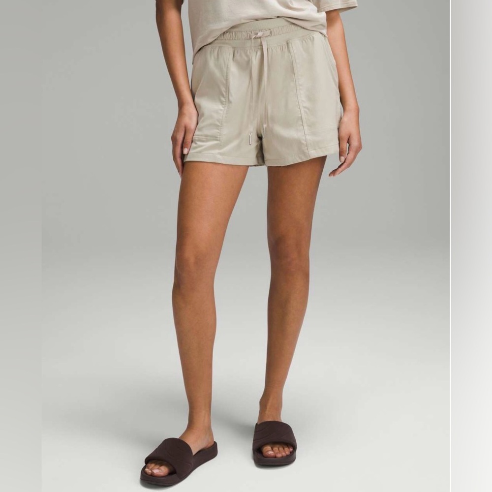 NWOT Lululemon Dance Studio High-Rise Short 3.5"
Mojave Tan